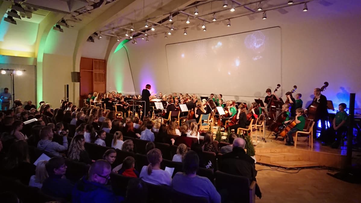 Joensuun konservatorion jousiorkesteri esiityy konservatorion salissa.
