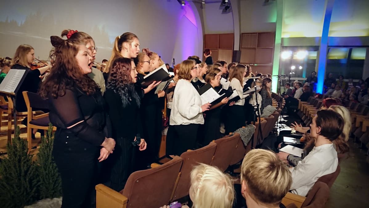 Joensuun konservatorion kuoro ja jousiorkesteri esiintyvät.