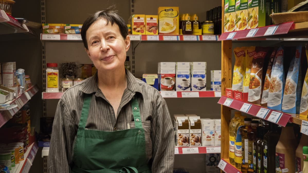 Pylkönmäkeläinen yrittäjä Marja-Liisa Lehtonen seisoo kaupassaan hyllyjen edessä