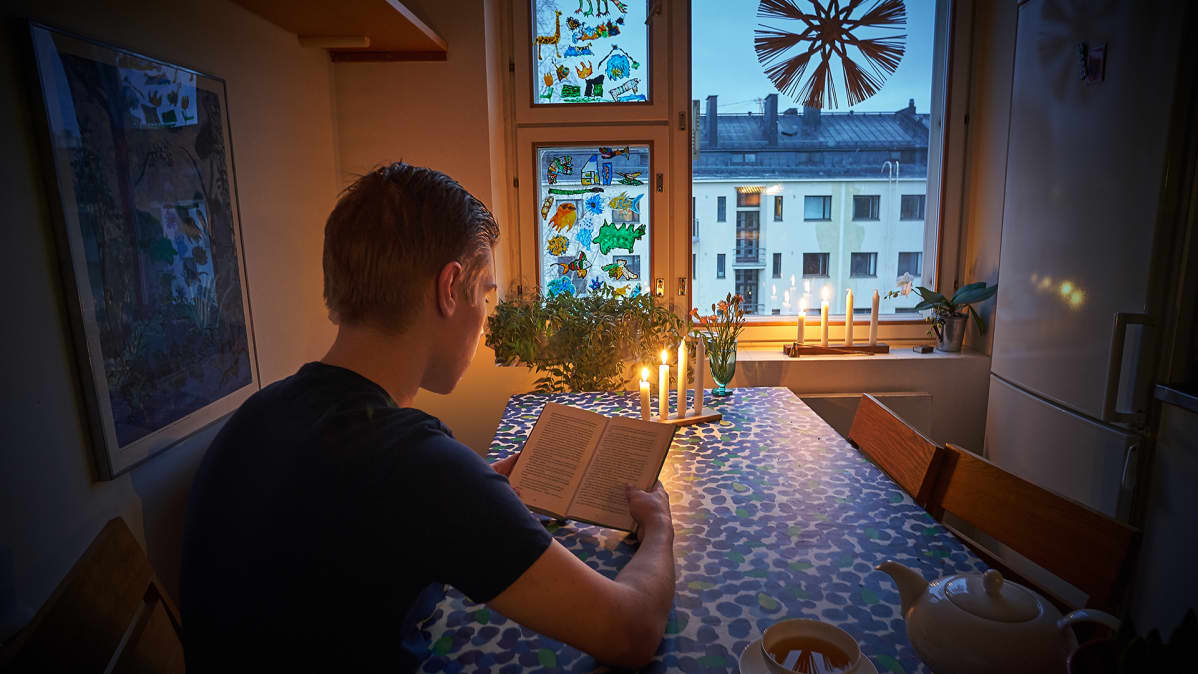 Joulurauha hiljaisuus kirjan lukija