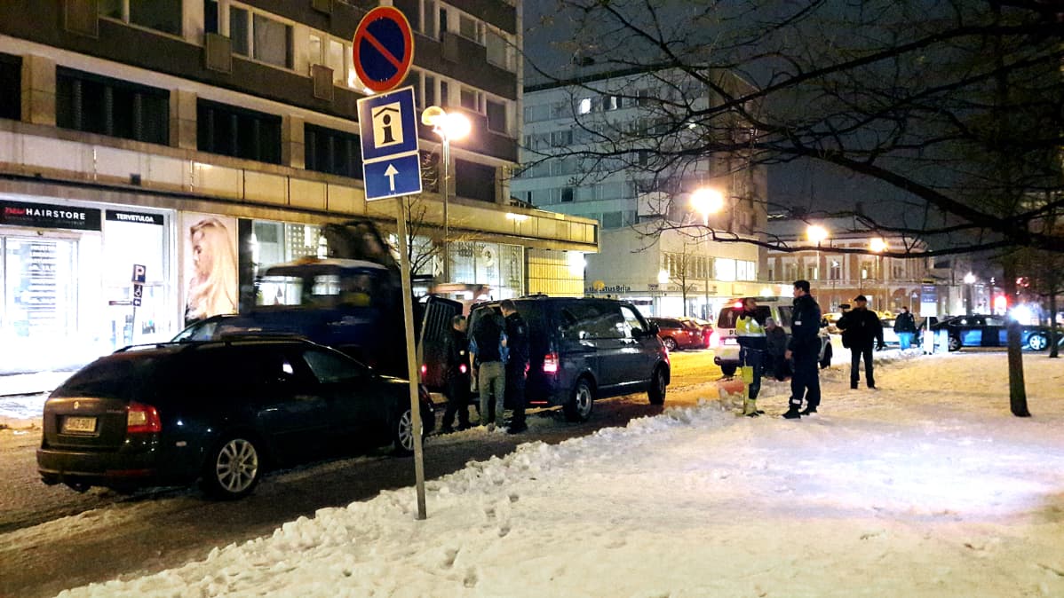Miestä saatetaan poliisiautoon Oulussa.