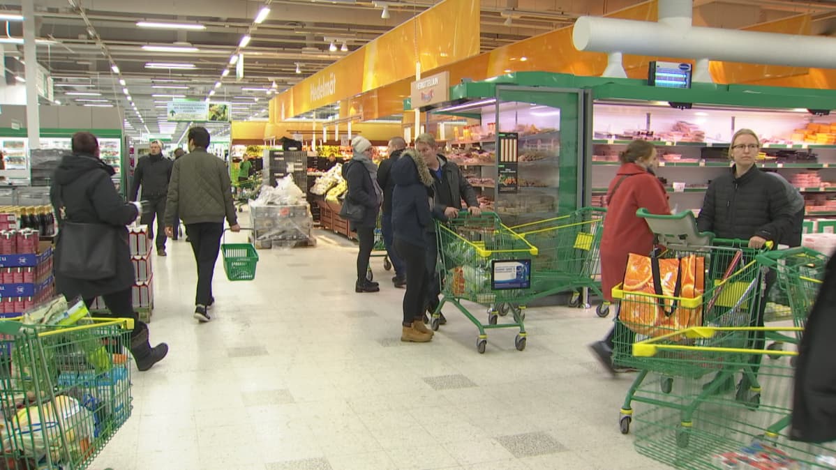 Kannelmäen Prismassa riitti asiakkaita illalla yhdeltätoista.