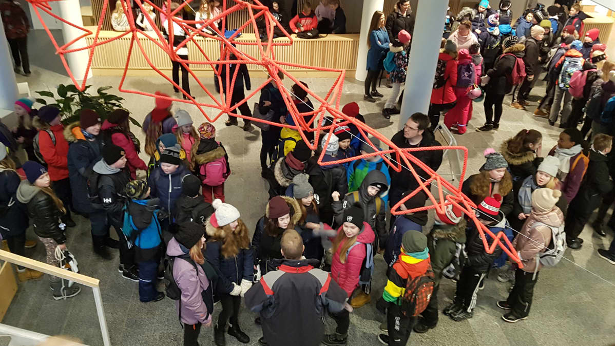 Oppilaita kulttuurikeskus Virran väistötiloissa