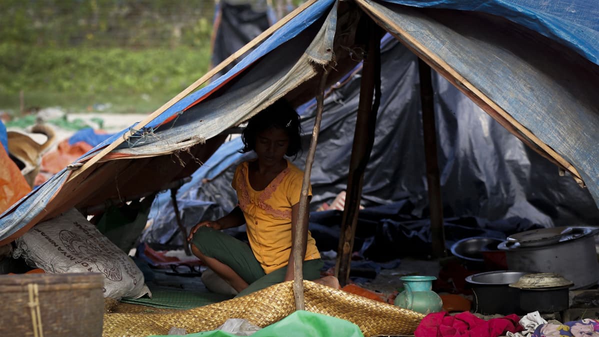 Rohingya-pakolaistyttö teltassa