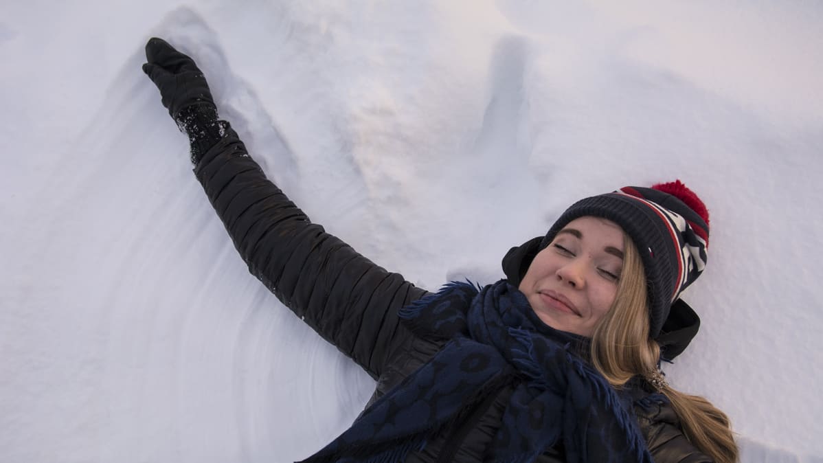 Anniina Rytkönen tekee lumienkeliä