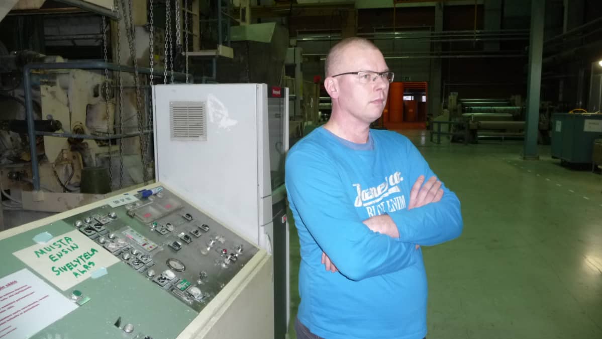 Päällystyskoneen tuotantopäällikkö Janne Vornanen on työskennellyt tehtaalla lähes 20 vuotta.