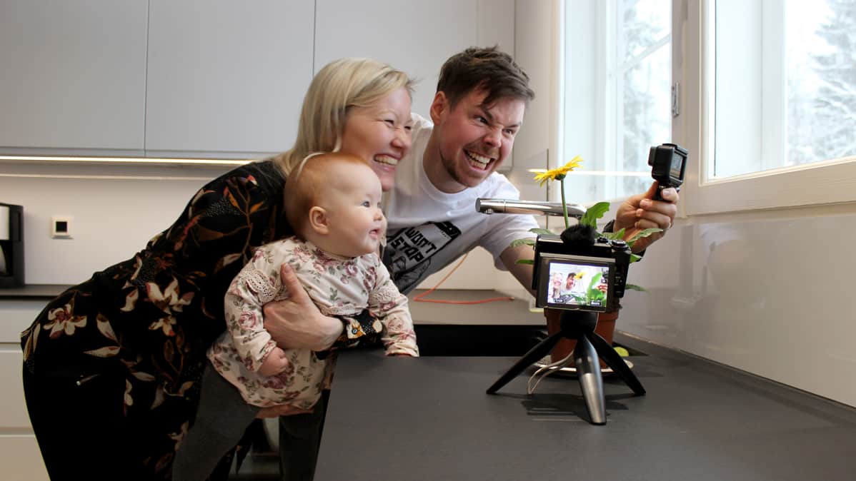 Titta ja Thomas Halloran kuvaavat videota keittiössä