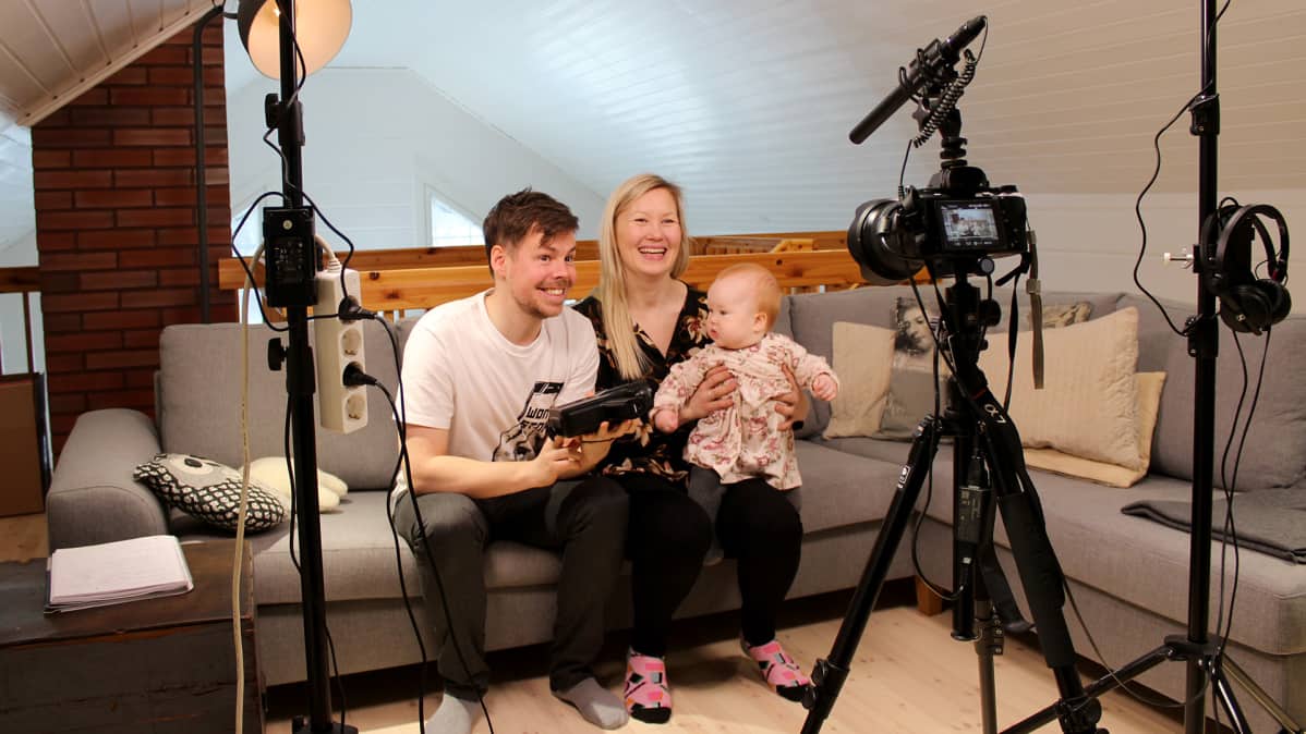 Thomas ja Titta Halloran kuvaavat videota kotistudiossaan