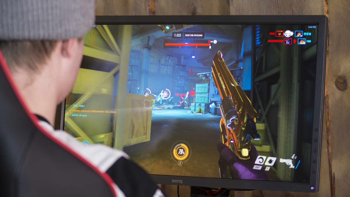 Mies pelaa Overwatch-peliä