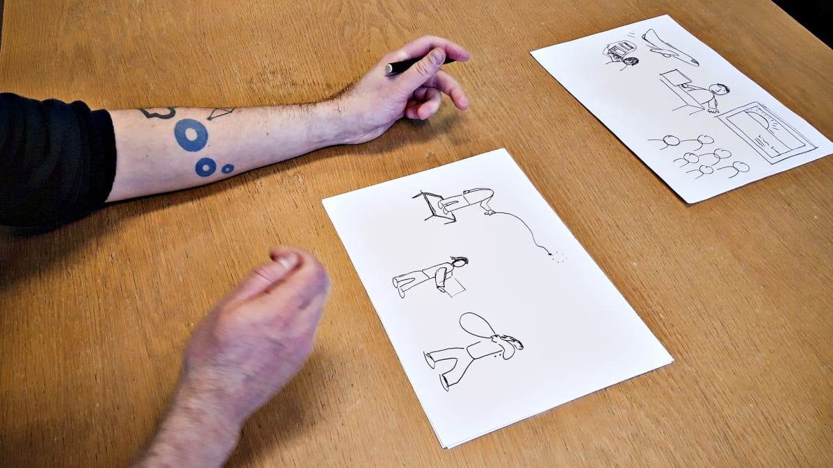 Miikka Lehtonen piirtää paperille