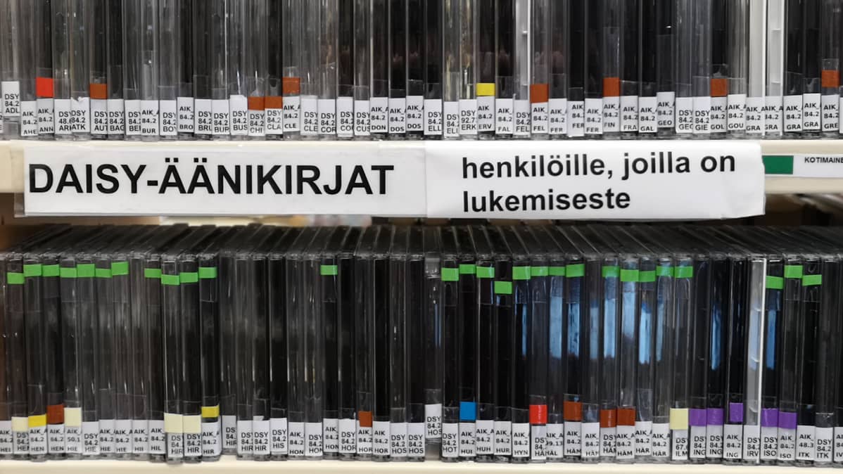 Kirjaston äänikirjoja hyllyssä.