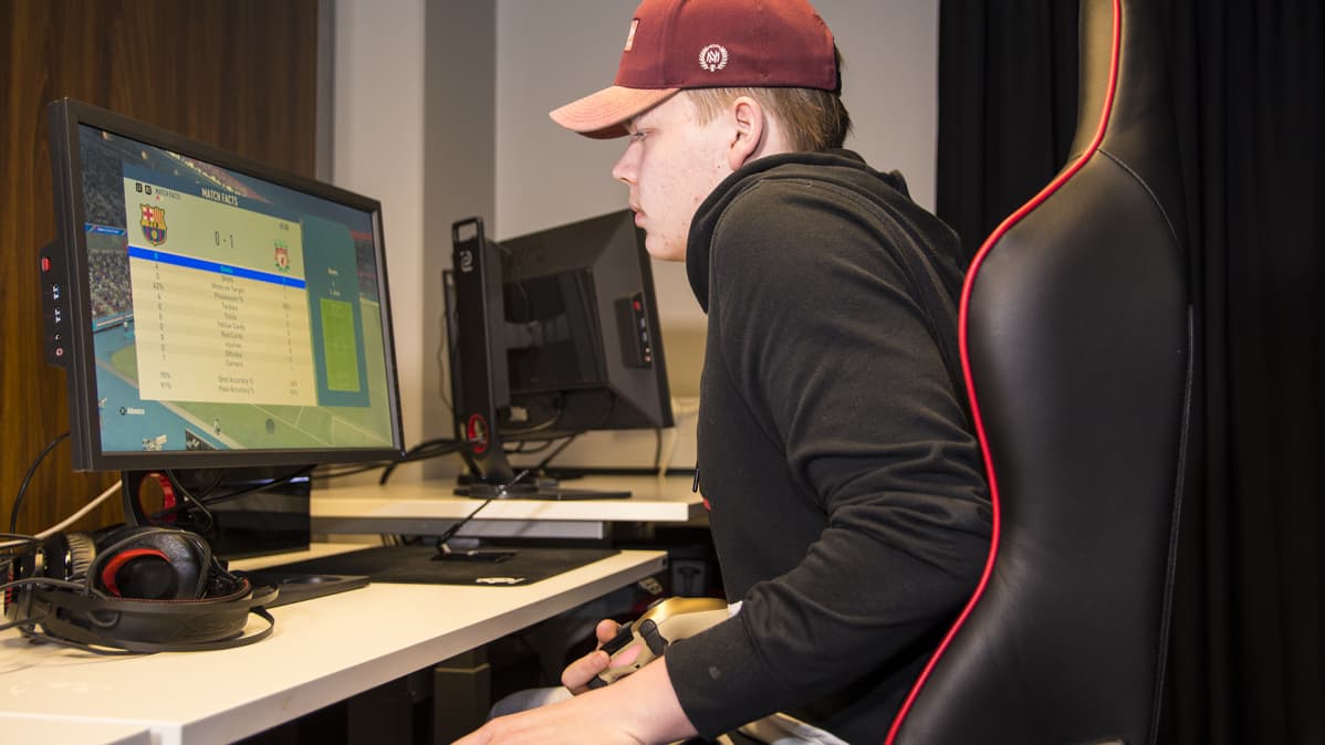 Tino Oittinen pelaa videopeliä