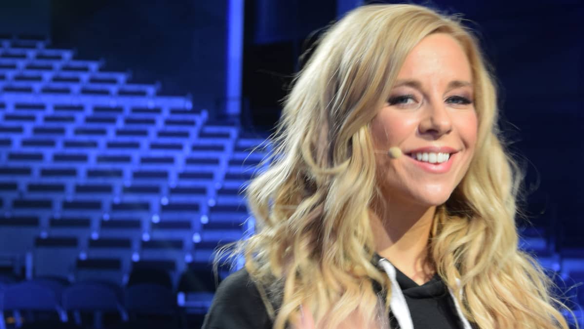 Krista Siegfrids harjoitteli juontojaan vielä tyhjässä salissa perjantaina iltapäivällä.