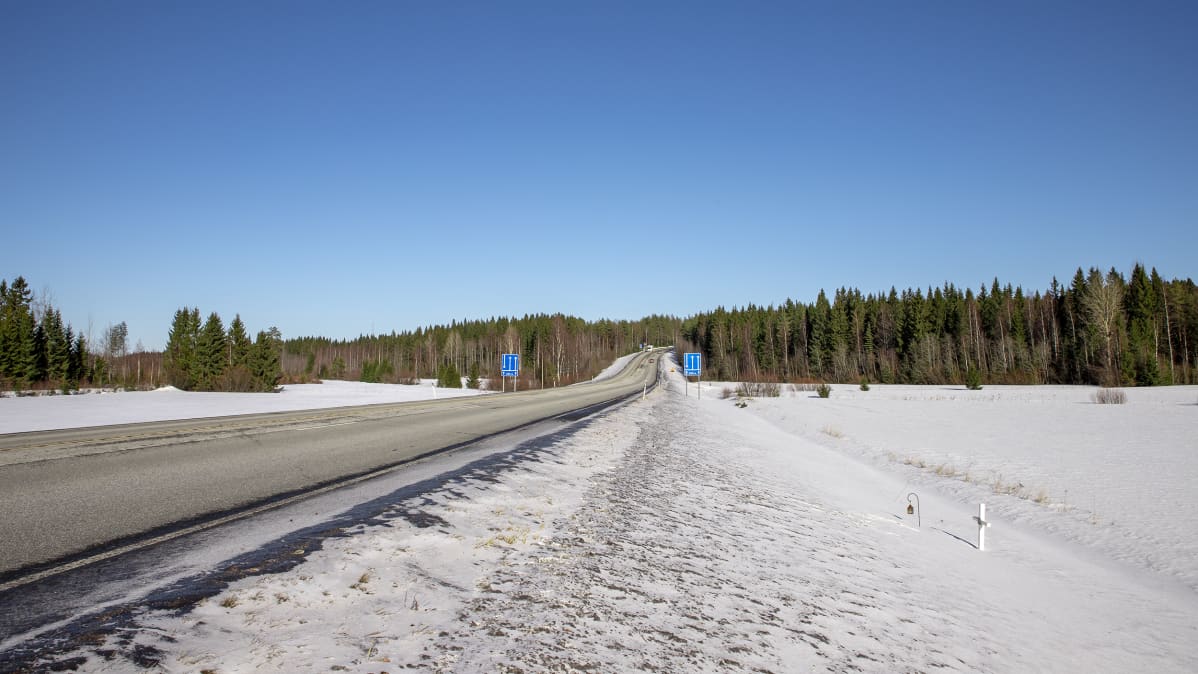 Konginkankaan onnettomuussuoralla on pieni risti liikenneonnettomuuden uhrien muistoksi.
