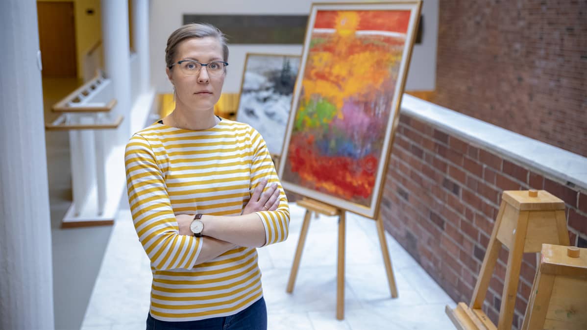 Taideväärennökset, taidehistorian opiskelija Niina Kovanen, Jyväskylän yliopisto, taustalla Reidar Särestöniemi -väärennös