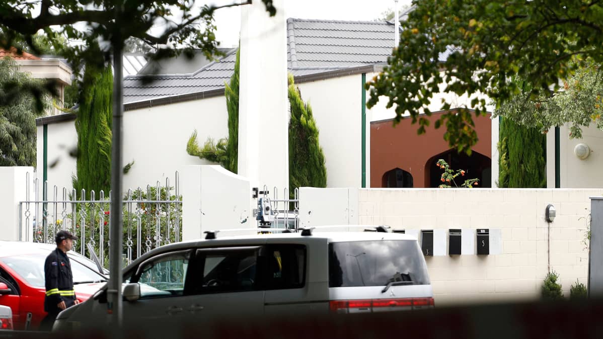 Vartijat ympäröivät Masjif Al-Noorin moskeijaa.