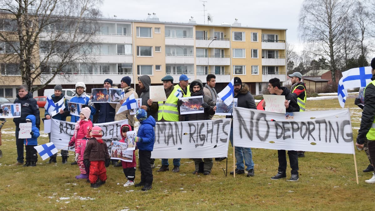 Turvapaikanhakijat osoittavat mieltään Hangossa, maaliskuussa 2017.