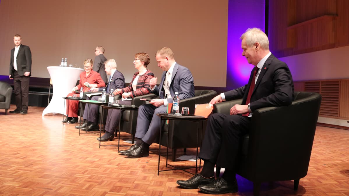 Antti Rinne, Petteri Orpo, Sari Essayah, Pekka Haavisto ja Eeva Biaudet vaalitentissä Oulussa.