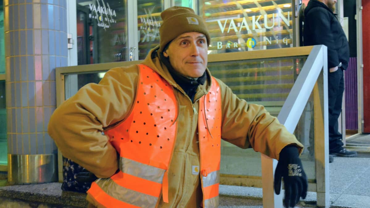 Stephens nojailee yökerhon kaiteeseen seuraten tilannetta.