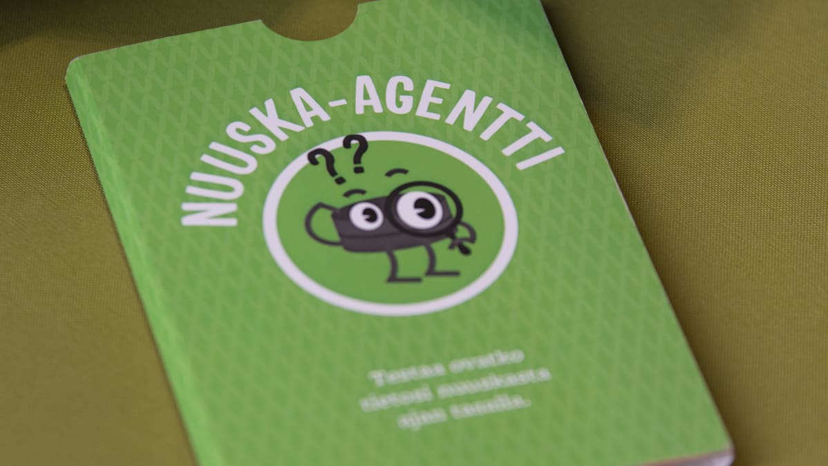 Nuuskan vaaroista kertovat pelikortit.
