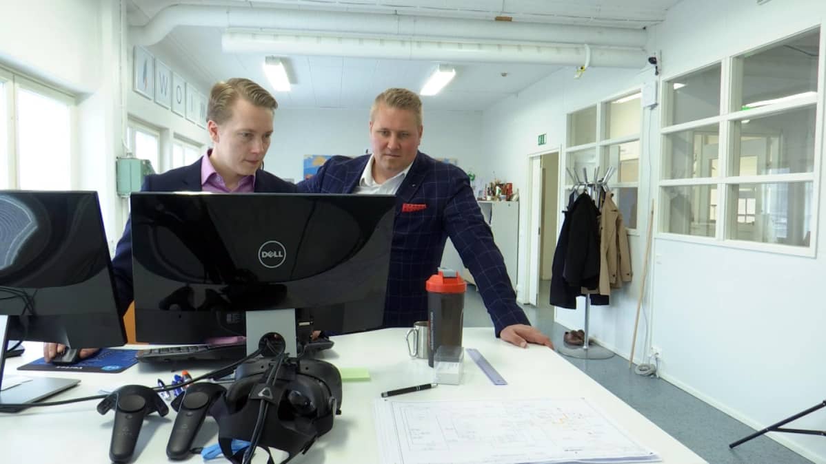 Tapani Korhonen ja Henri Kinnunen tietokoneen äärellä