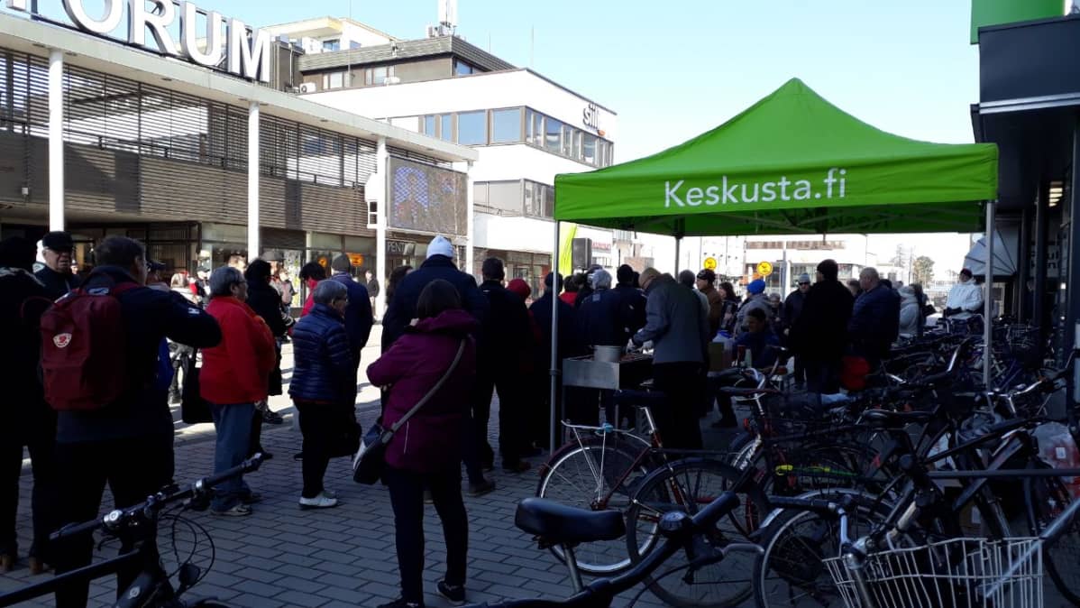Etelä-Pohjanmaan keskustäväen vaalikampanjointia Seinäjoella huhtikuussa 2019