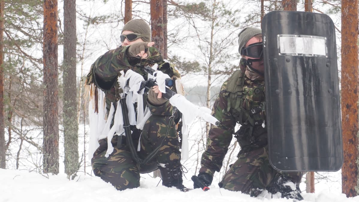 Airsoftaavia nuoria metsässä
