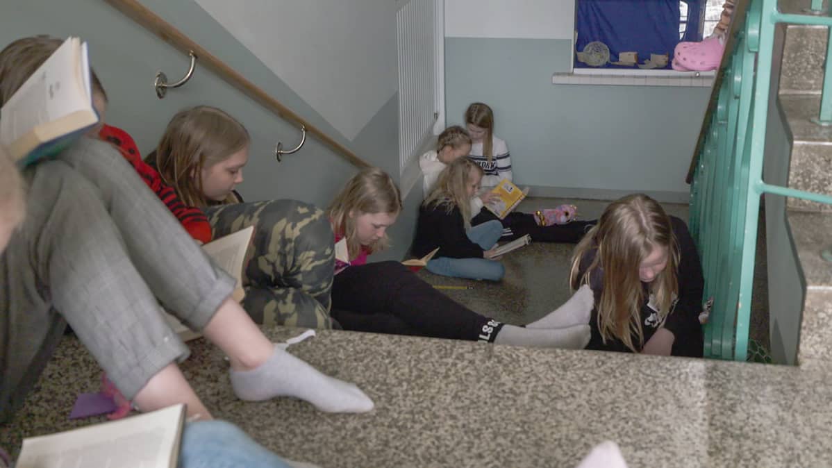 Pälkäneen Kostian koulun oppilaita Kaikki lukee-lukutunnilla.