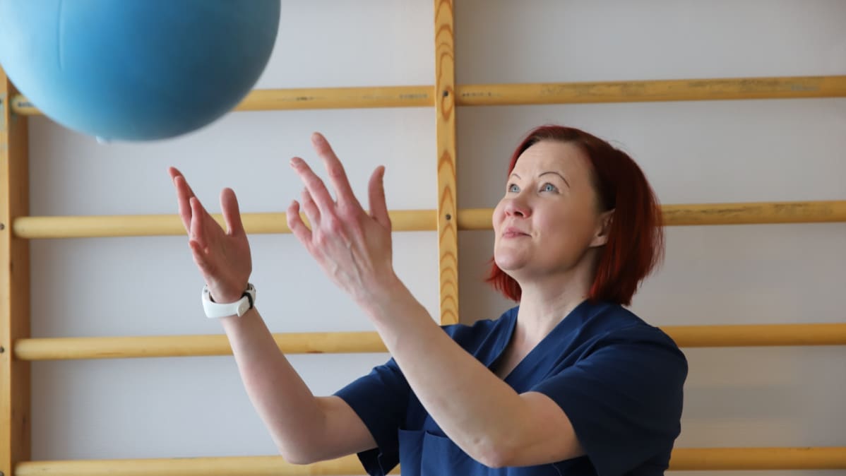 Maria Jalava heittää jumppapalloa