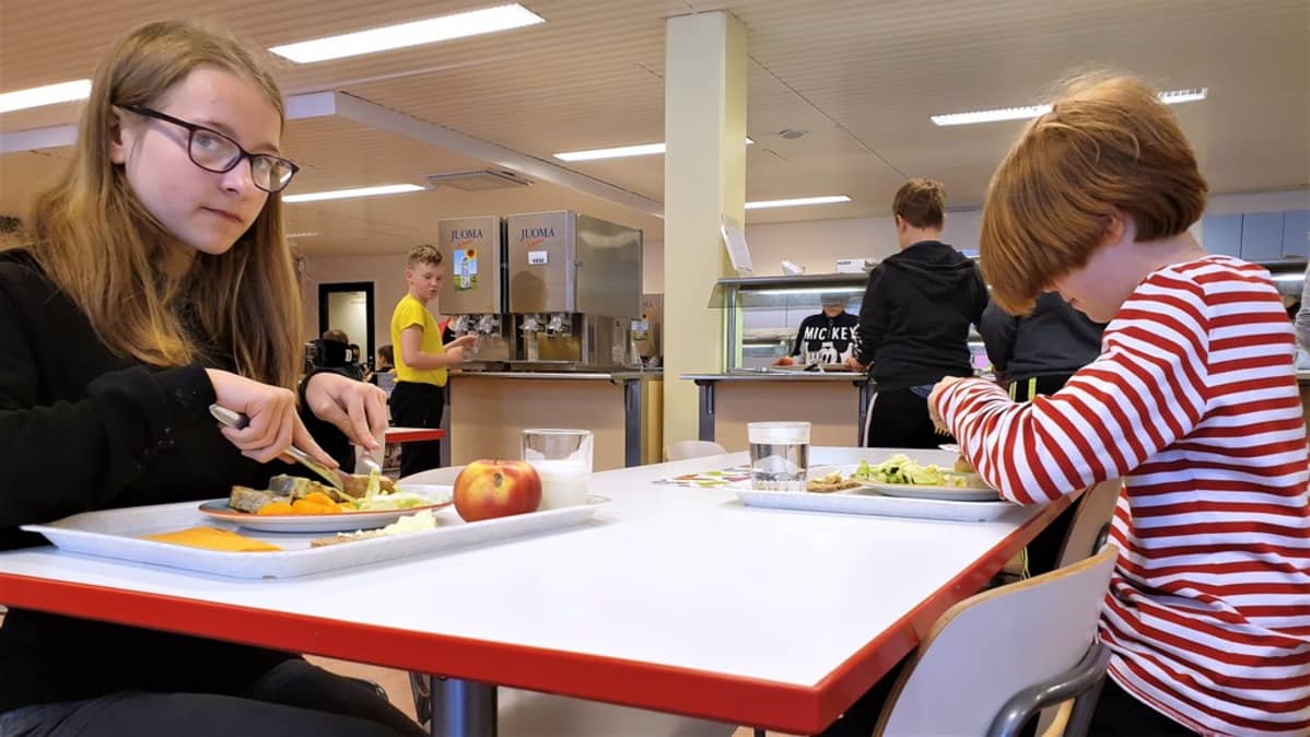 Kaneli Kutvonen ja Otto Vähätiitto syövät kalaa mielellään.