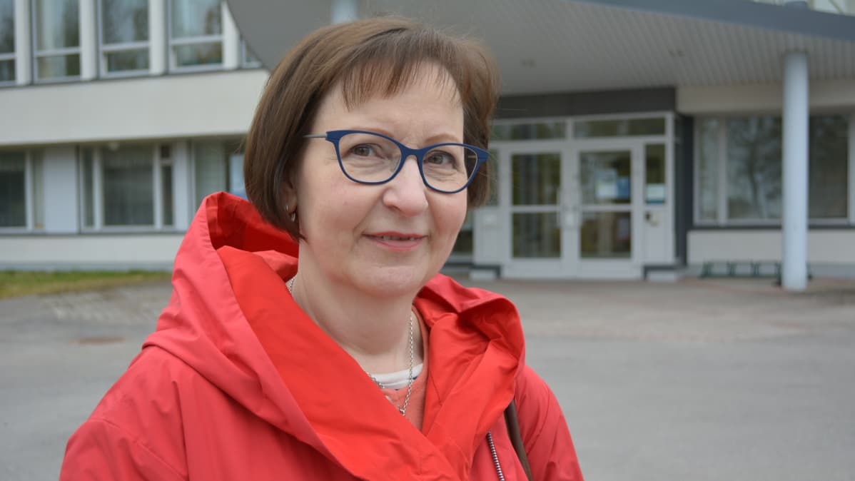 Nastola-seuran puheenjohtaja Liisa Helanto Nastolan entisen kunnantalon edessä
