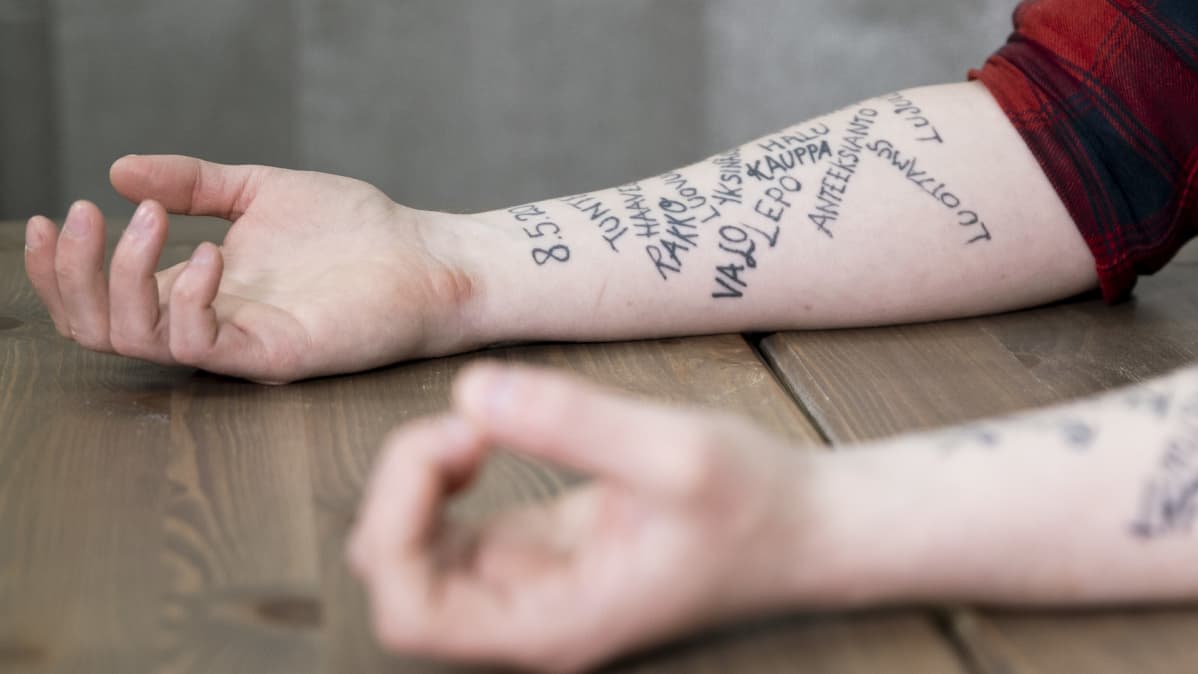 Petri Vuomajoen tatuoidut käsivarret.
