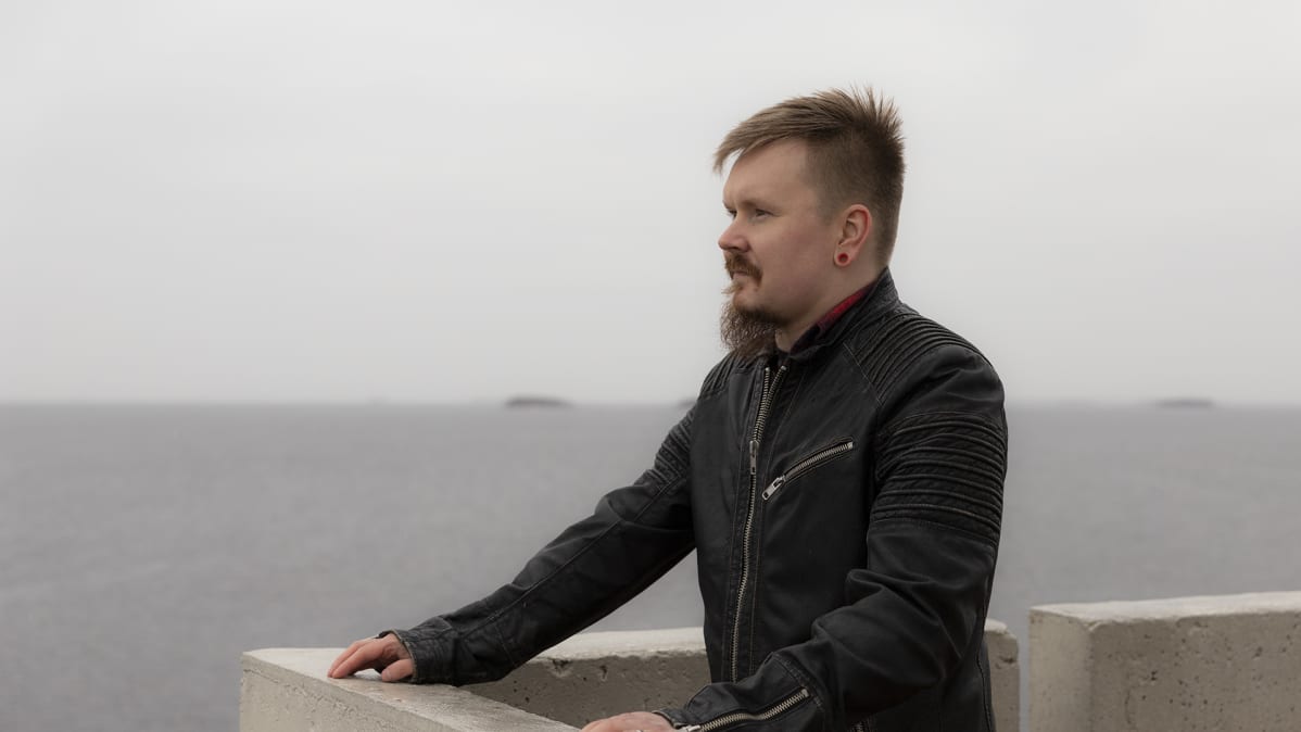 Petri Vuomajoki seisoo Nallikarin majakassa.