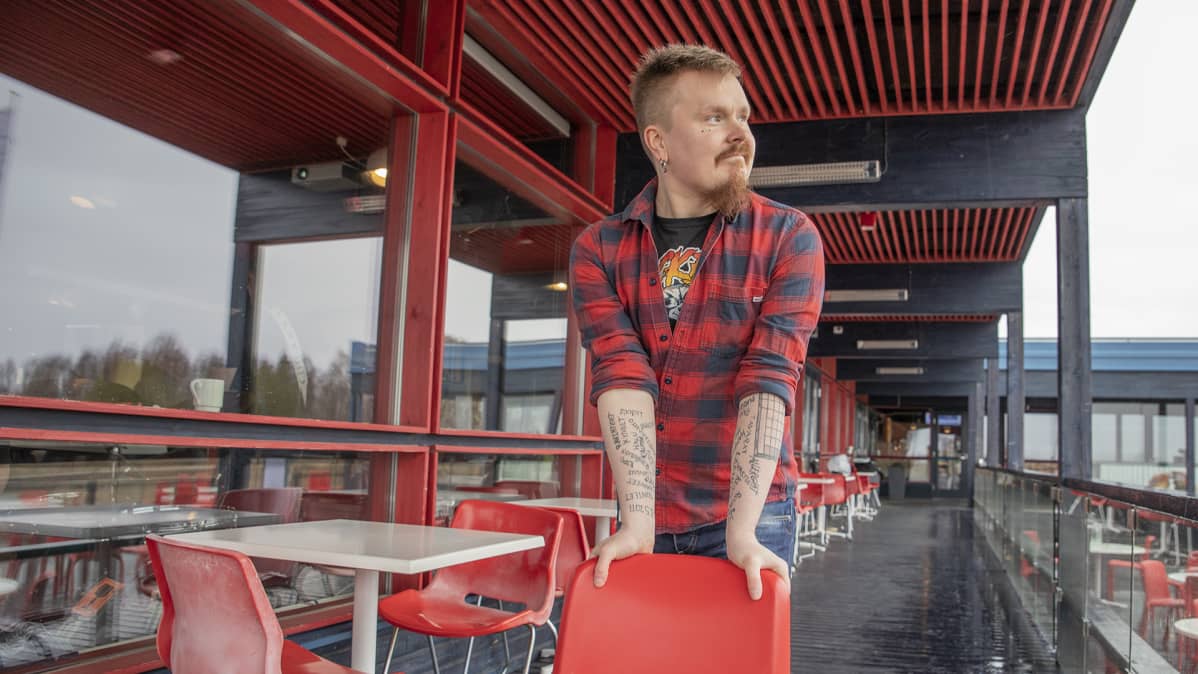 Petri Vuomajoki seisoo ravintola Nallikarin terassilla.