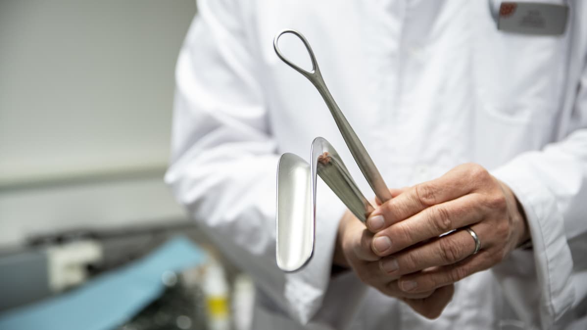 Gynekologin metallisia tutkimusvälineitä.