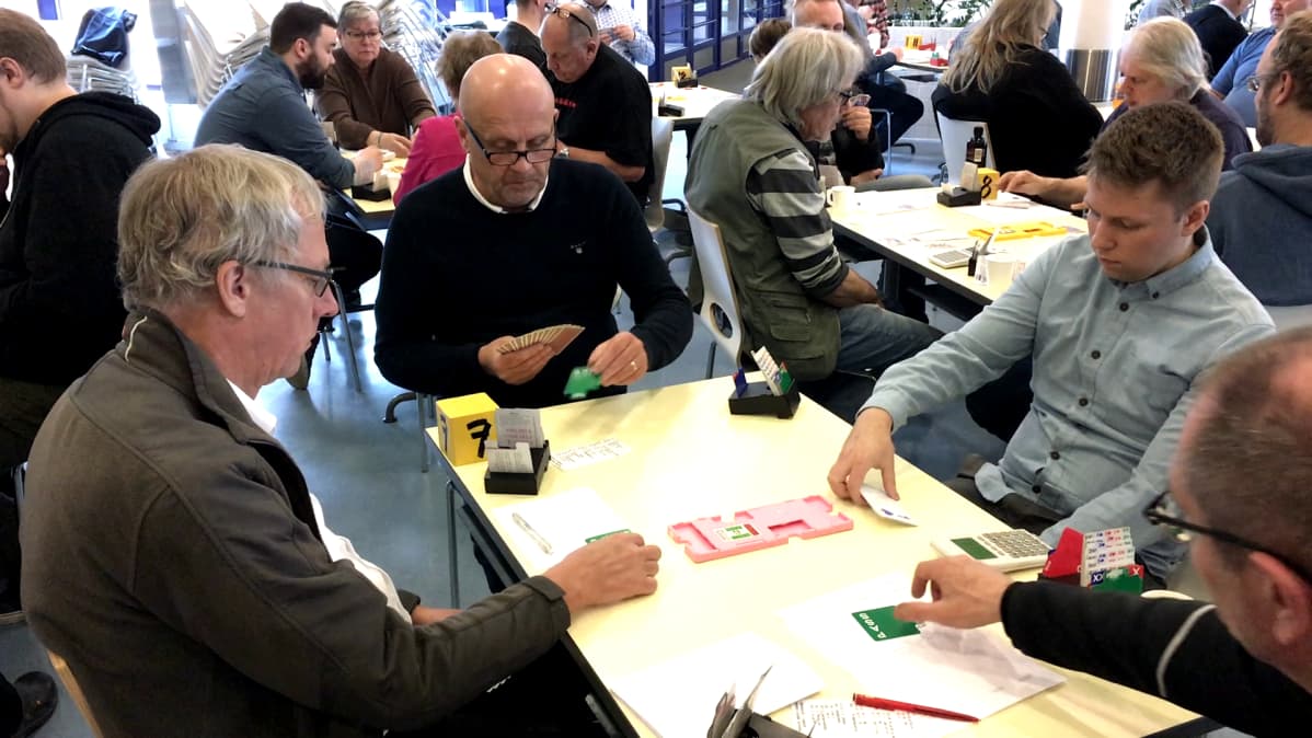 Kauko Koistinen ja Vesa Fagerlund pelaavat bridgeä Salossa.