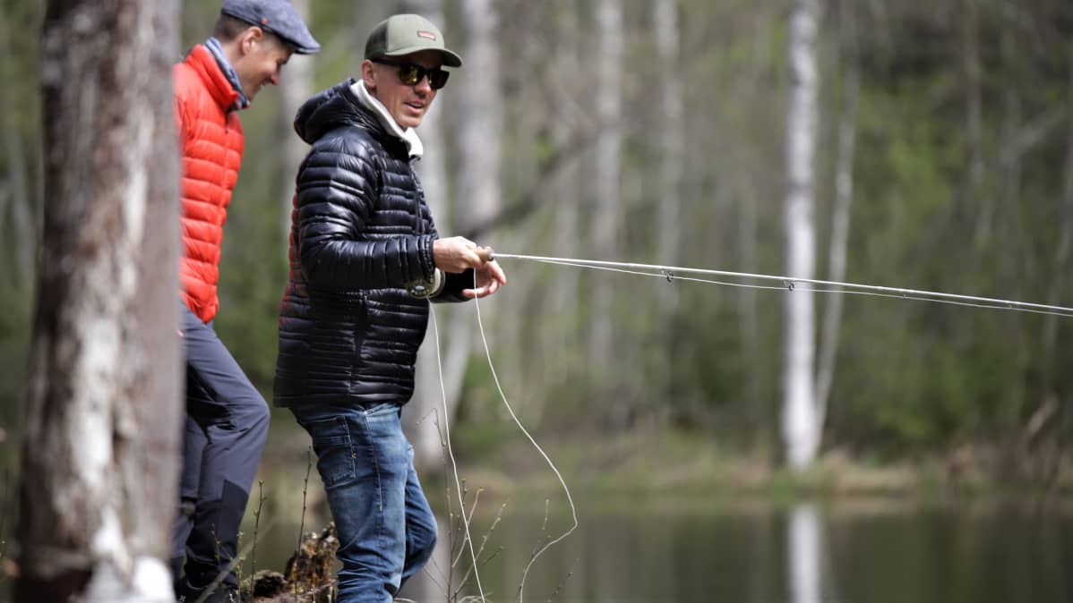 Jasper Pääkkönen kalastamassa Hiitolanjoella