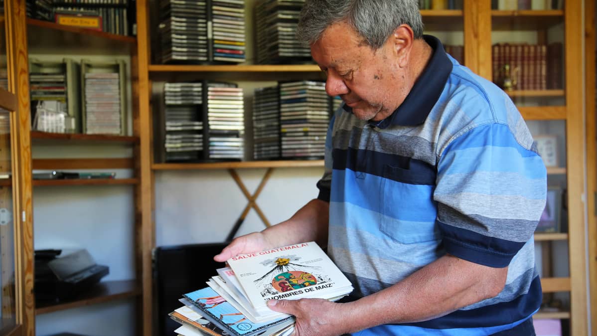 Oscar Peréz keräilee lattarimusaa, pinkassa muun muassa muistoja kotimaasta Guatemalasta.
