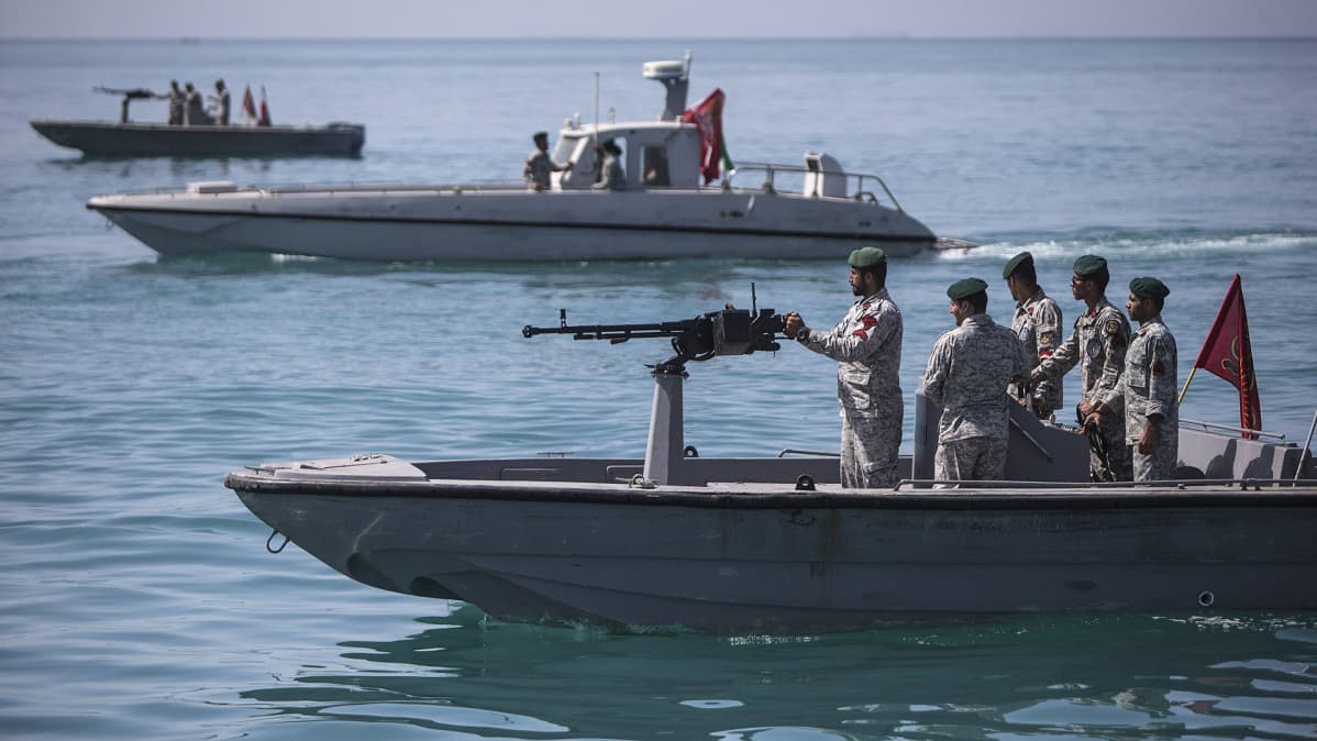 Iranin joukkoja Hormuzinsalmessa.