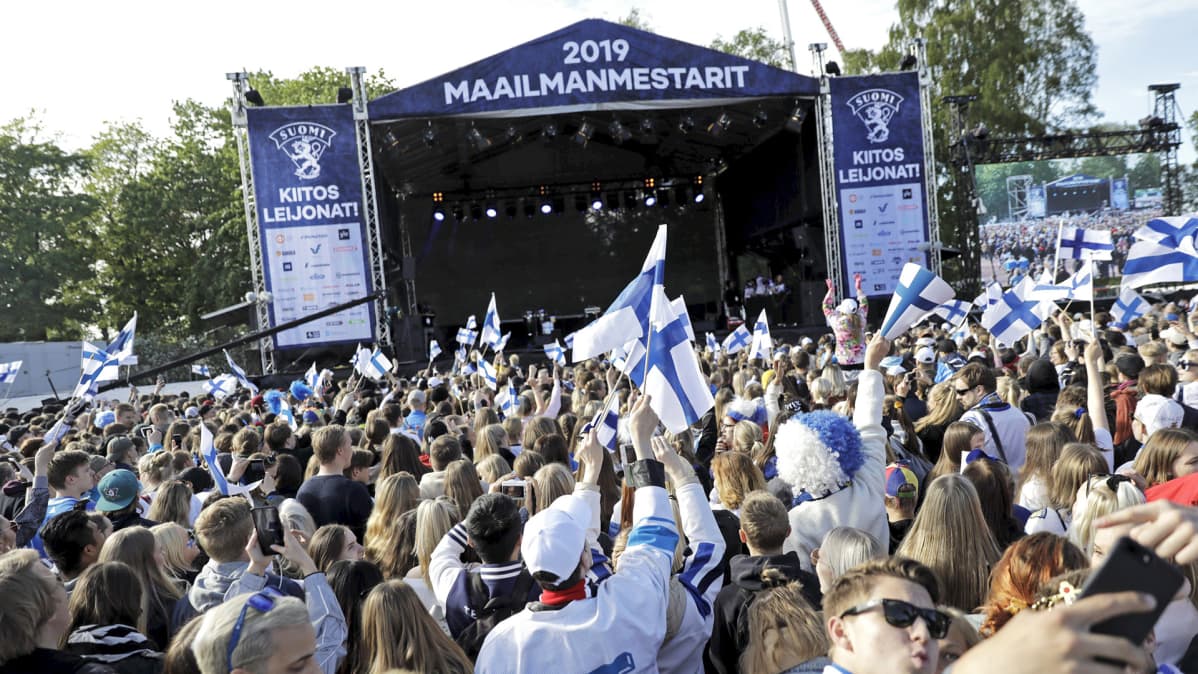 Jääkiekon kultajuhlien lava ja faneja.