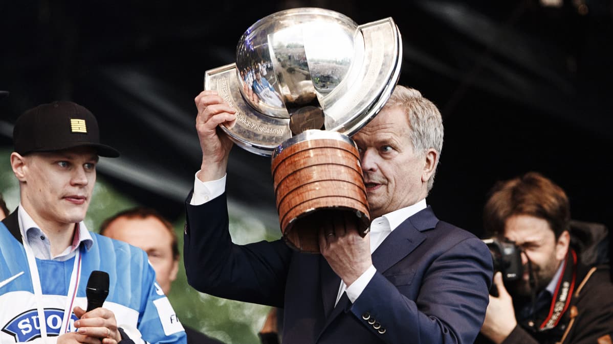 Tasavallan presidentti Sauli Niinistö lavalla voittomaljan kanssa.
