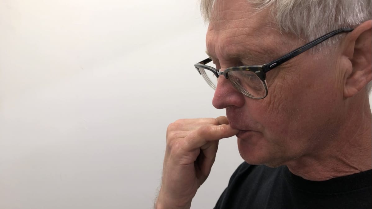 Juhani Väisänen nuolaisemassa sormeaan