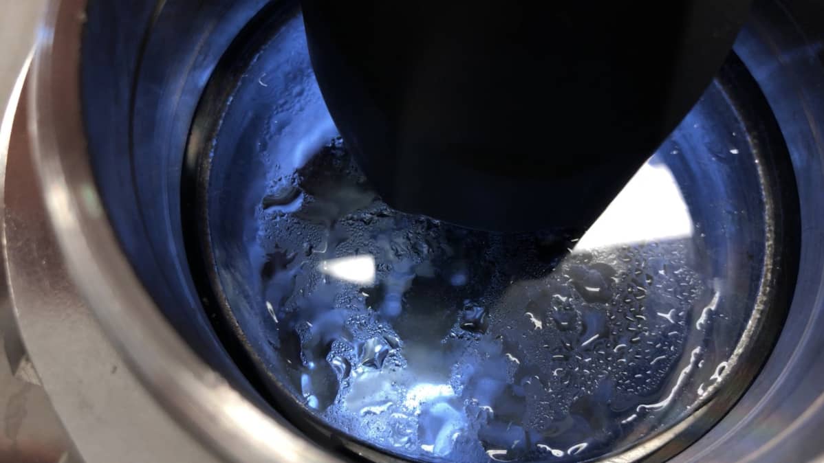 Viina höyrystyy pannun kanteen