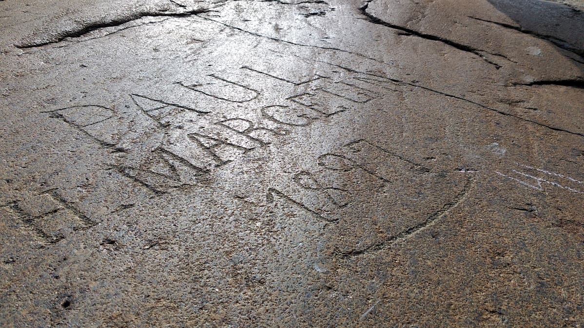 Nimikirjaimet hakattuna kallioon Porin Reposaaren Takarannassa.