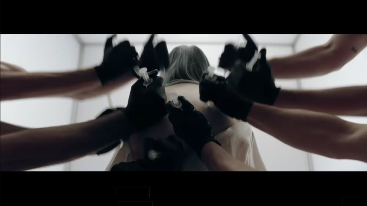 Kuvakaappaus Billie Eilishin Bury a Friend -kappaleen videolta.