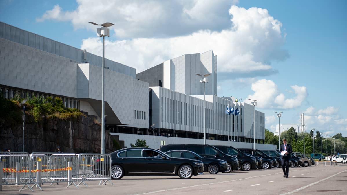 Autoja Finlandiatalon edustalla