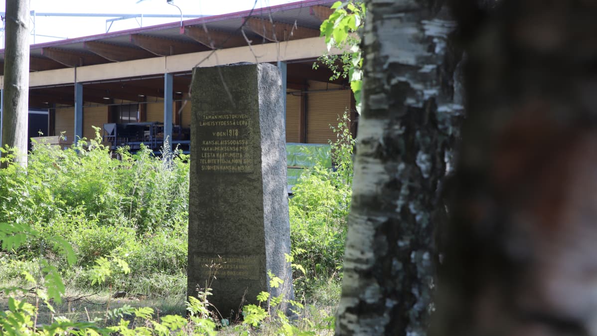 Sisällissodan aikainen joukkohauta teollisuusalueen keskellä Heinolan Vierumäellä.