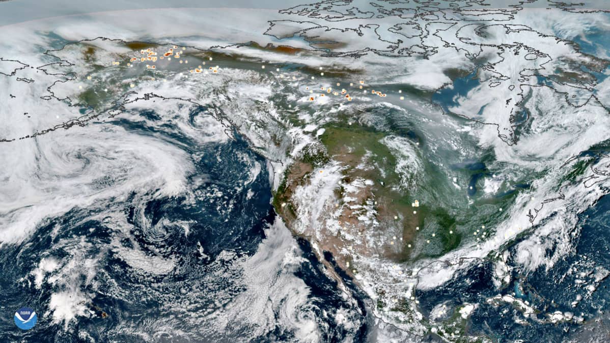 Maanantaina 29. heinäkuuta NOAA:n julkaisemassa kuvassa näkyy savualueita Alaskan ja Kanadan pohjoisalueiden yläpuolella.