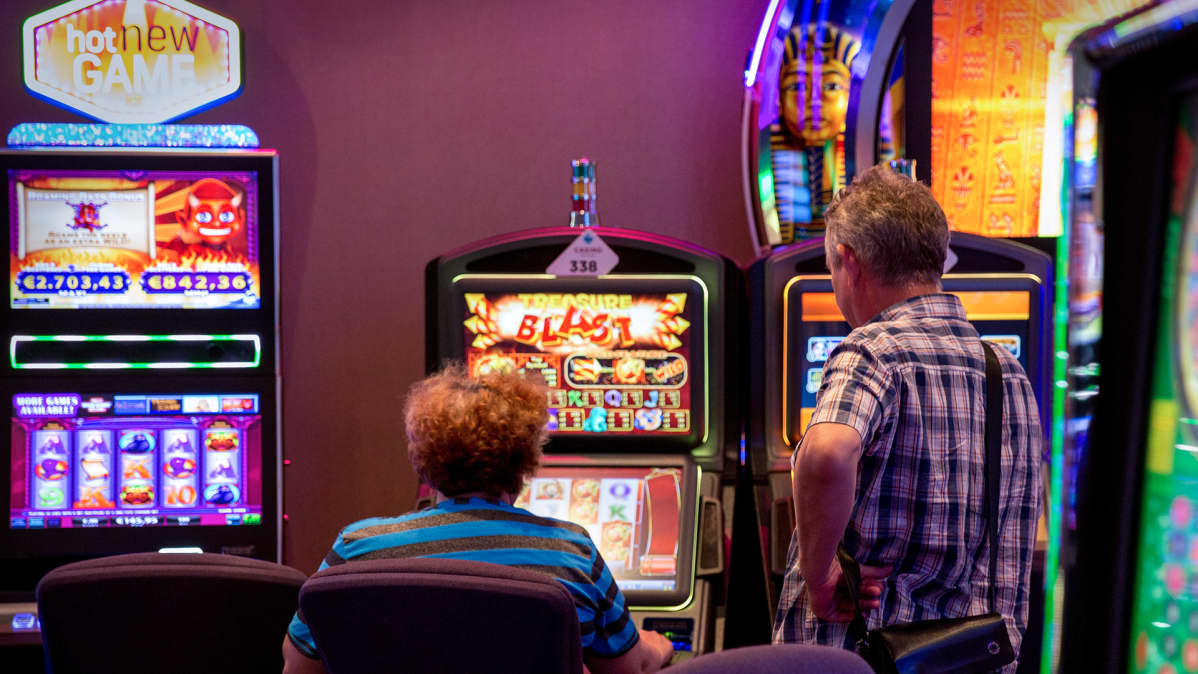 Anonyymi pariskunta pelaa rahapelejä Casino Helsingissä.