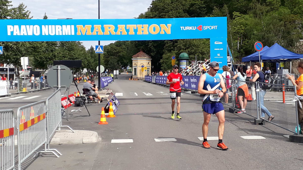 Juoksijoita tulee maaliin elokuussa 2018 Paavo Nurmi Marathonilta.